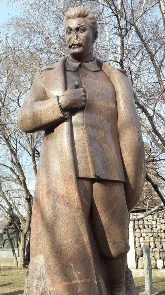 Estátua de Stálin com o nariz quebrado. Ela ficava na frente do Teatro Bolshoi (Foto: Fábio Aleixo)