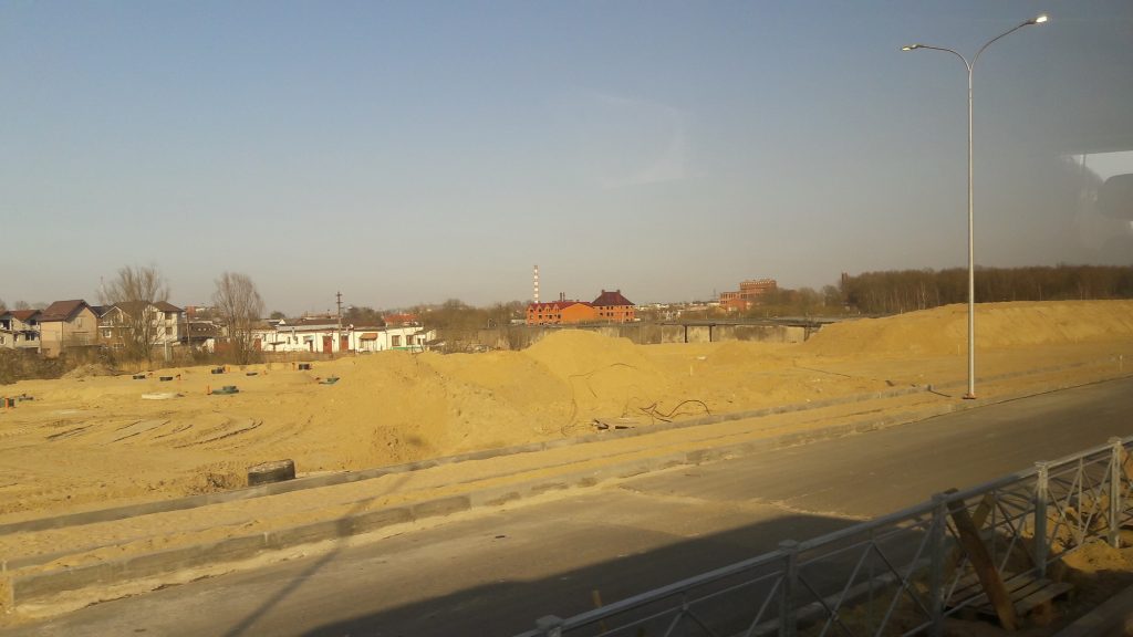 Entorno do Estádio de Kaliningrado ainda tem muita areia (Foto: Fábio Aleixo)