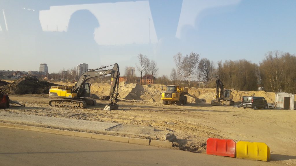 Tratores nos arredores do Estádio de Kaliningrado (Foto: Fábio Aleixo)