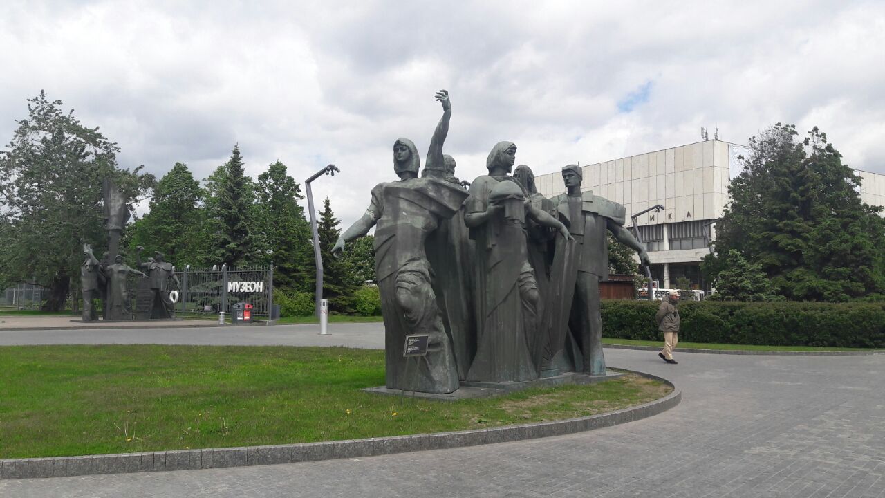 Monumento soviético em frente à entrada do Parque Muzeon (Foto: Fábio Aleixo)