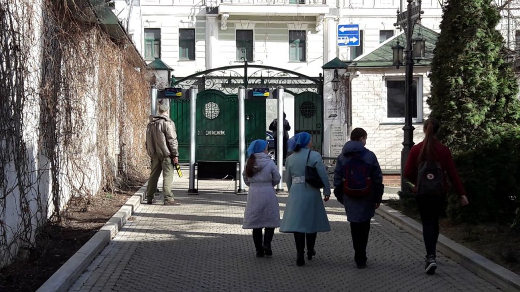 Detector de metal em entrada de monastério de Moscou (Foto: Fábio Aleixo)