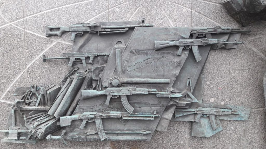 Armas expostas na pare de trás do monumento (Foto: Fábio Aleixo)