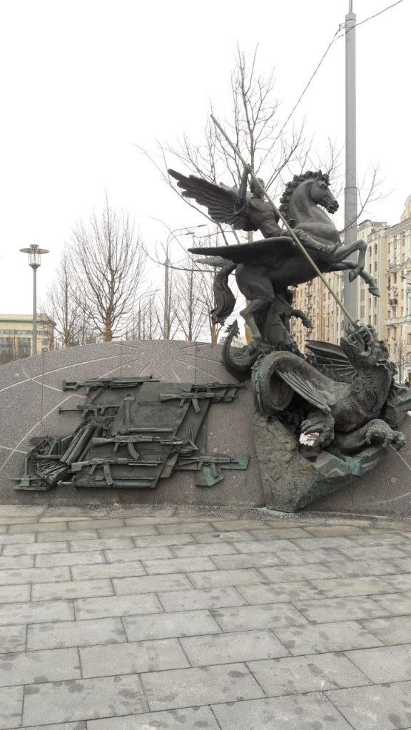 Parte de trás do monumento a Kalashnikov (Foto Fábio Aleixo)