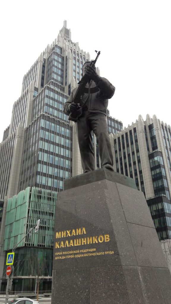 Estátua de Mikhail Kalashnikov em Moscou (Foto: Fábio Aleixo)