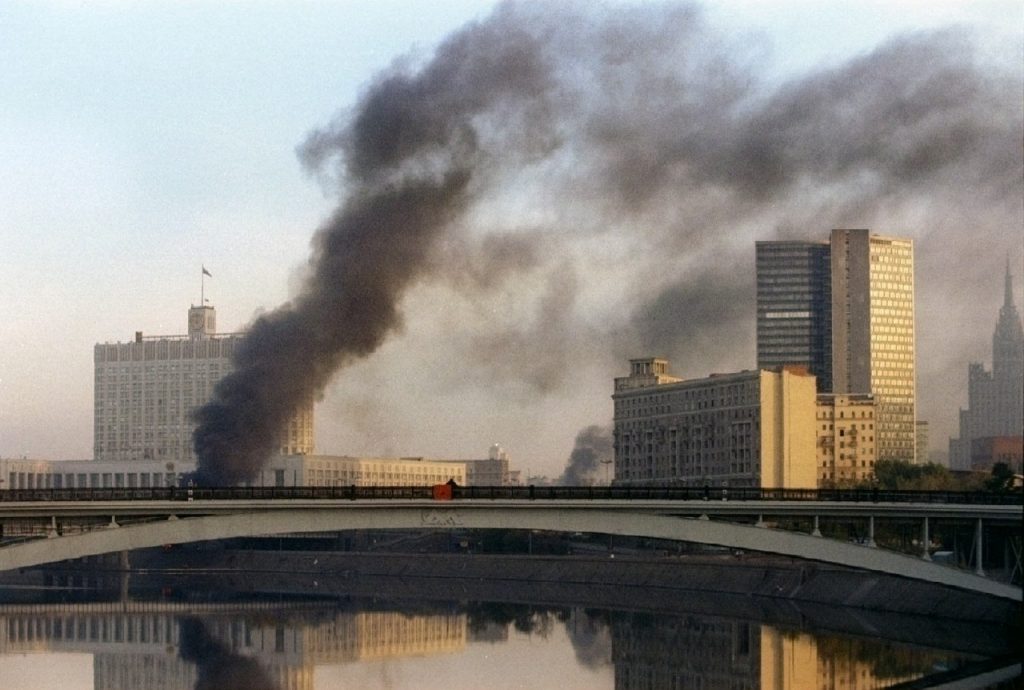 Imagem da Casa Branca pegando fogo em 1993 (Foto:REUTERS/Petr Josek)