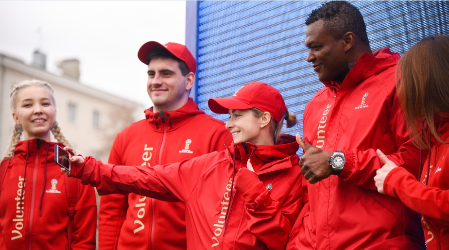 Ex-zagueiro francês Marcel Desailly durante lançamento dos uniformes dos voluntários (Foto: LOC2018/Divulgação)