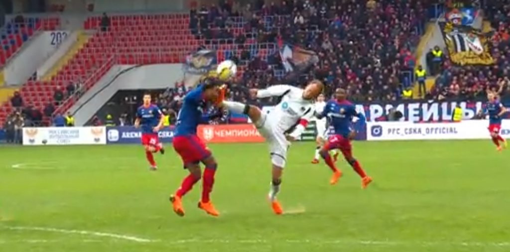 Vitinho recebe chute no rosto durante jogo na Rússia (Foto: Reprodução/Match TV)