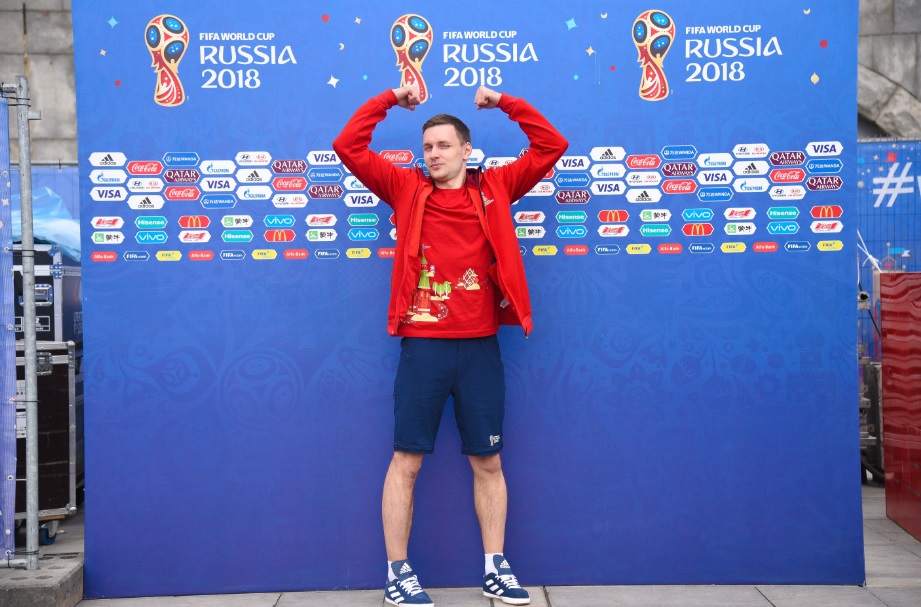 Voluntário com uniforme que será usado durante a Copa do MUndo (Foto: LOC2018/Divulgação)