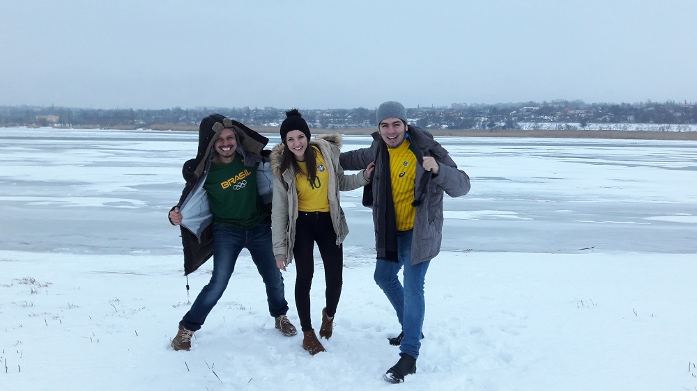 Jonatas Belo, Leticina Avelina e Paulo Auricchio com o Rio Don congelado, em março (Foto: Fábio Aleixo)