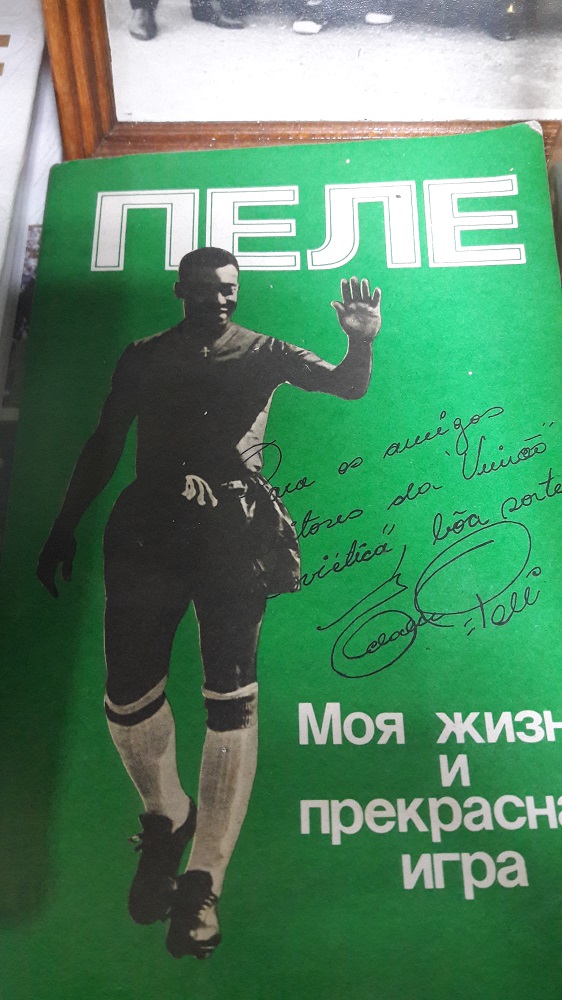 Livro em russo assinado por Pelé (Foto: Fábio Aleixo)