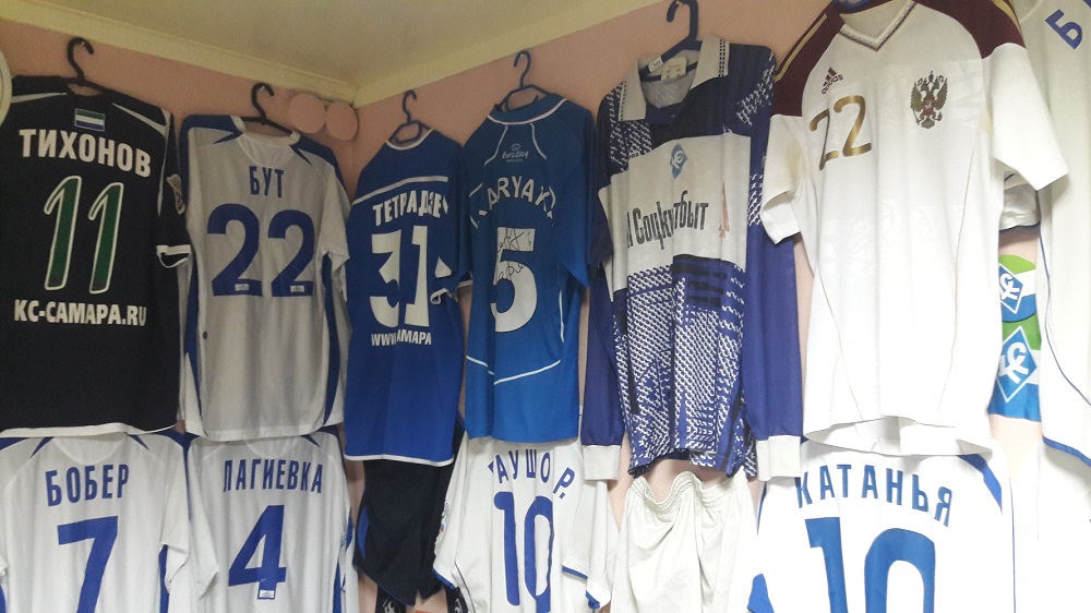 Camisas do Krilia Sovetov e da seleção russa (Foto: Fábio Aleixo)