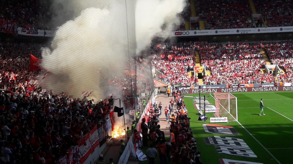 Fogo após torcedores do Spartak acenderem sinalizadores (Foto: Fábio Aleixo)