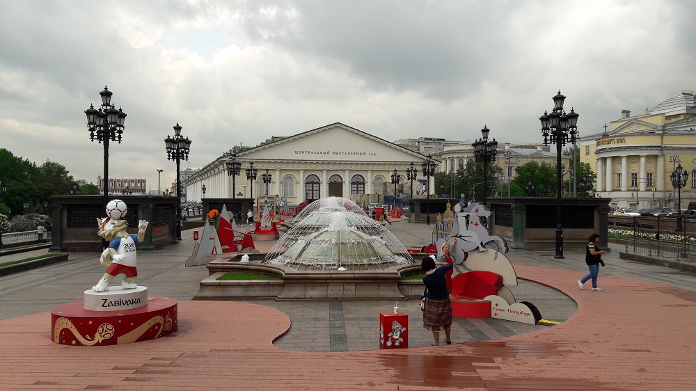 Exposição com símbolos da Copa do Mundo perto do Kremlin (Foto: Fábio Aleixo)