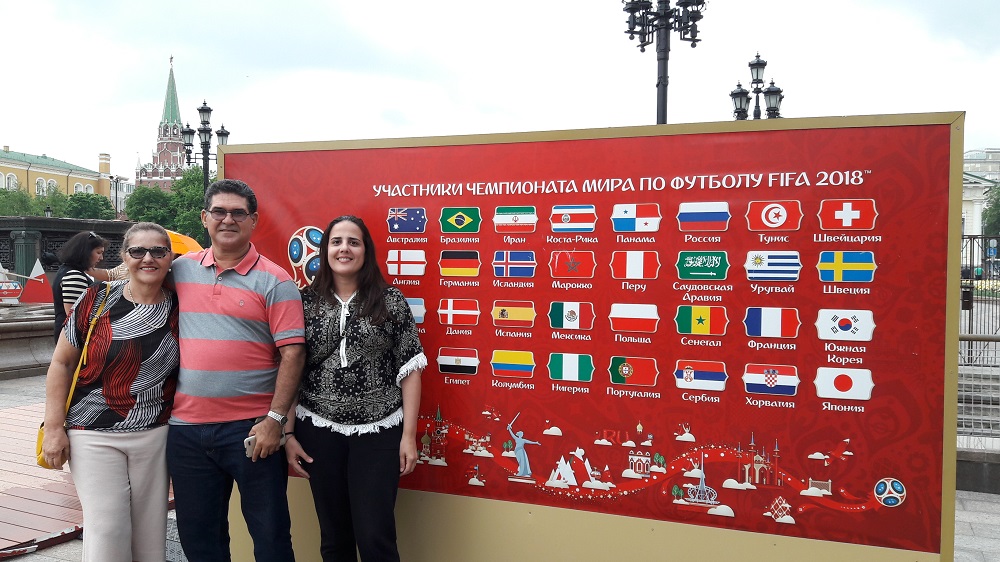 Família de Recife posa para foto em painel com bandeiras de países da Copa (Foto: Fábio Aleixo)