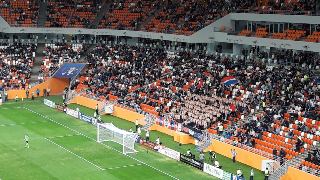 Torcedores do Mordovia fazem festa mesmo com derrota da equipe (Foto: Fábio Aleixo)