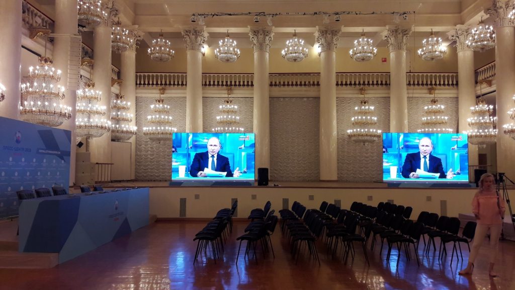 TVs do centro de mídia de Moscou sintonizadas em programa com Putin (Foto: Fábio Aleixo)