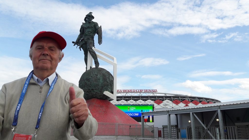 Stiopin com o gladiador símbolo do Spartak ao fundo (Foto: Fábio Aleixo)