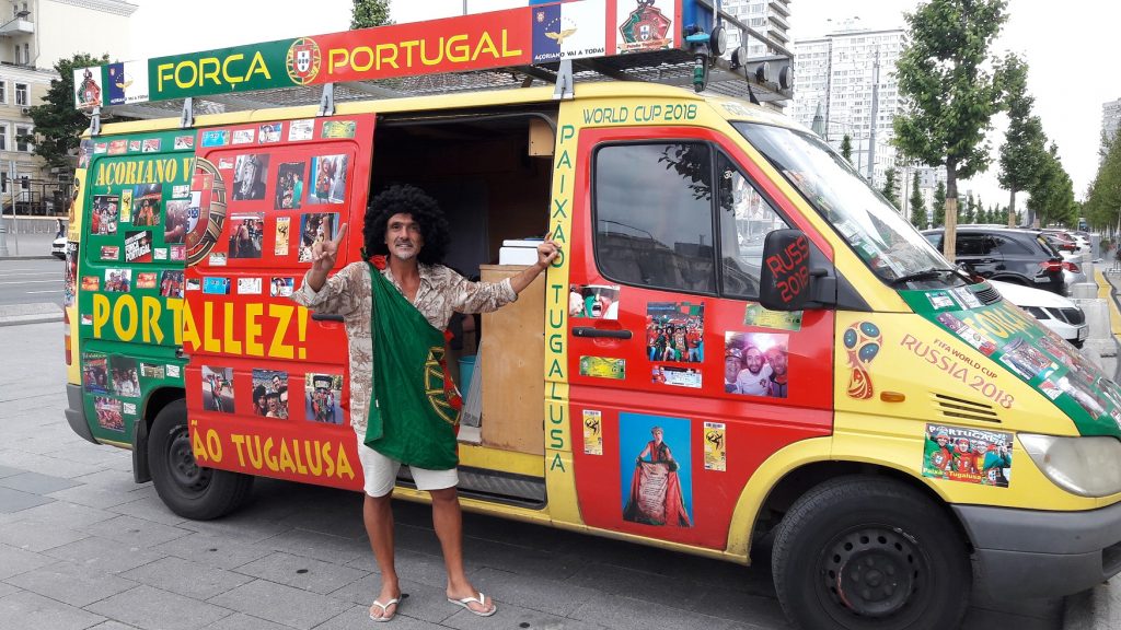 Pedro Lubito ao lado da van (Foto: Fábio Aleixo)