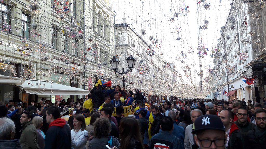 Multidão a se perder de vista na rua Nikolskaya (Foto: Fábio Aleixo)