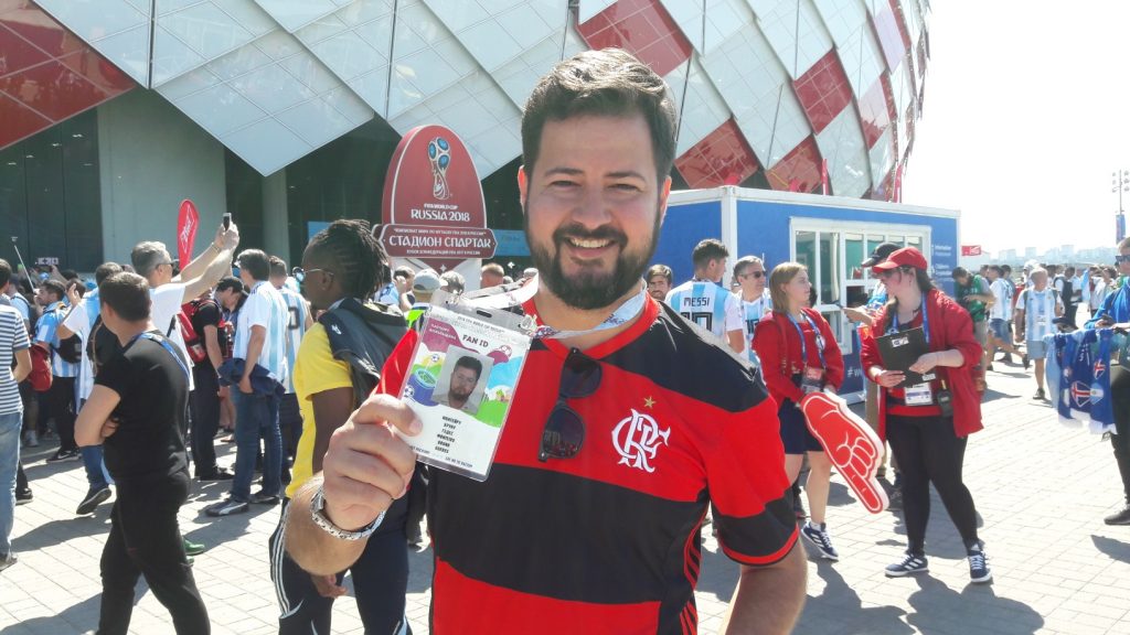 Brasileiro Bruno Monteiro exibe sua Fan ID antes do duelo entre Argentina e Islândia (Foto: Fábio Aleixo)