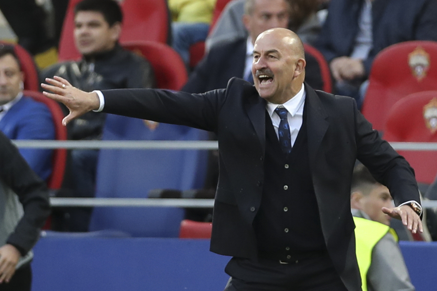 Técnico Stanislav Tcherthesov dá instruções no jogo Rússia x Turquia (Foto: MIkhail Shapaev/RFS)