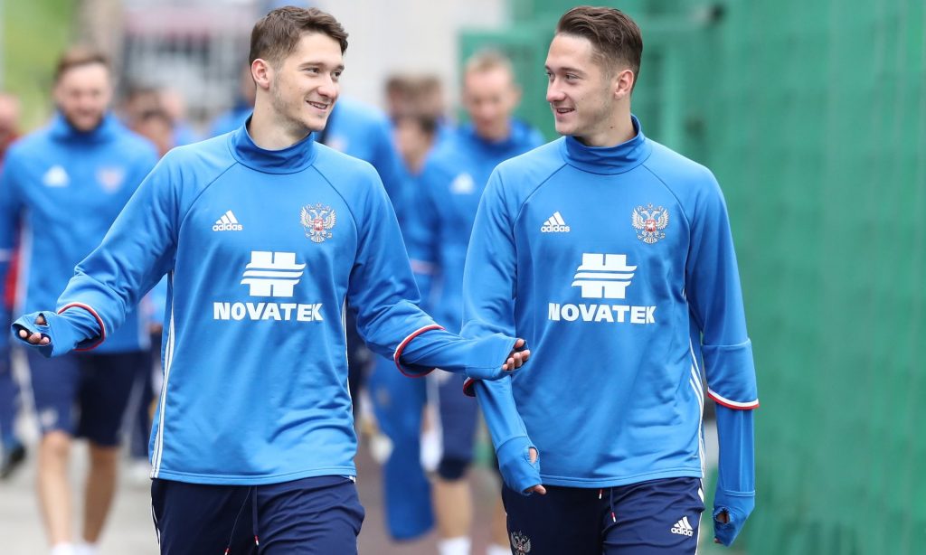 Anton (à esq.) e Alexey Miranchuk durante treino da Rússia (Stanislav Krasilnikov/TASS)